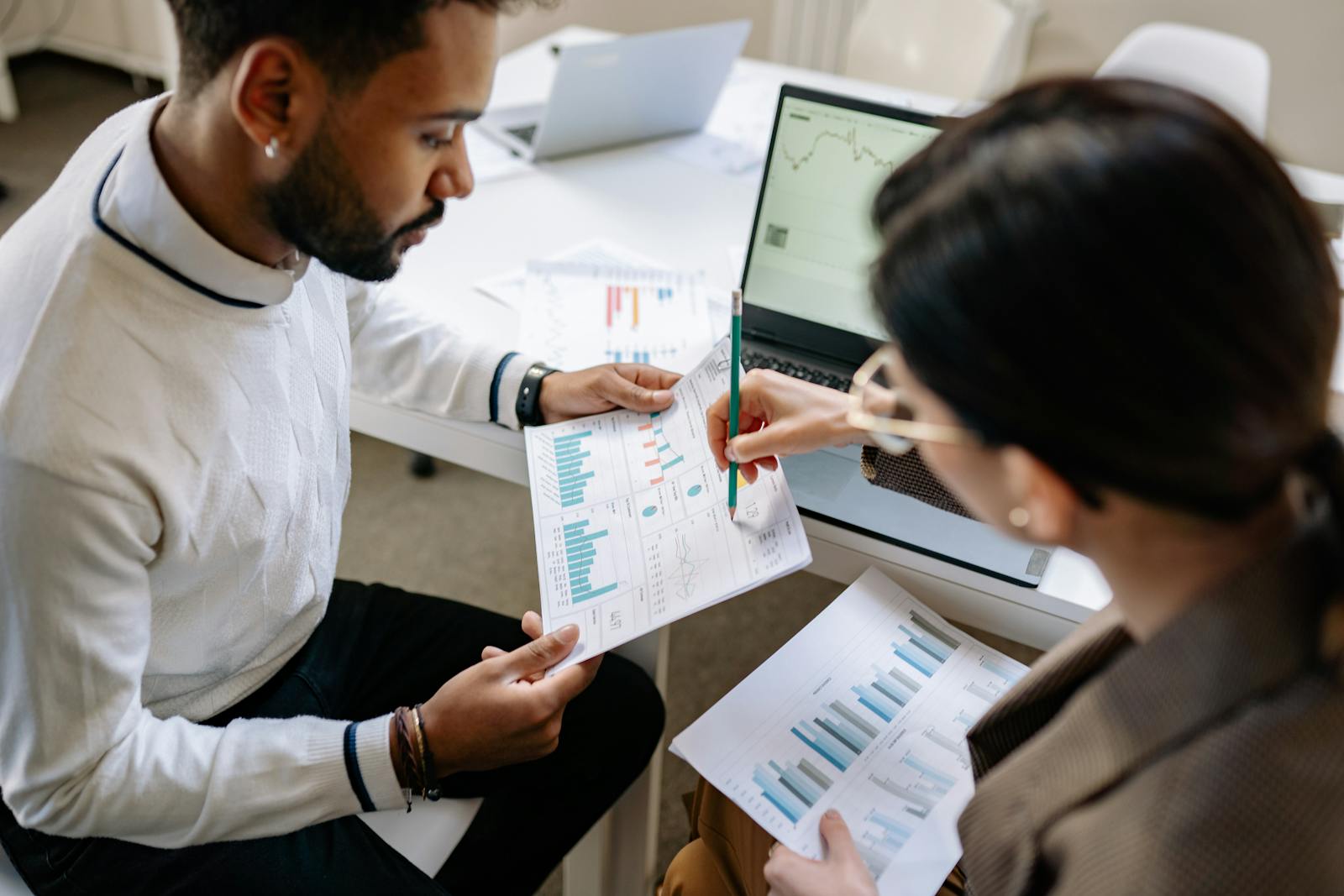 UGC vs. Affiliate Marketing: Which Is Right for You?